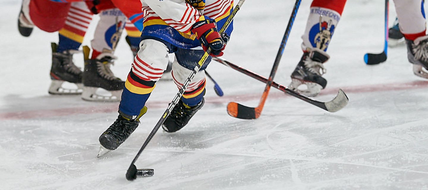Proton Group sponsrar. Värnamo hockey. Klubbor på isen.