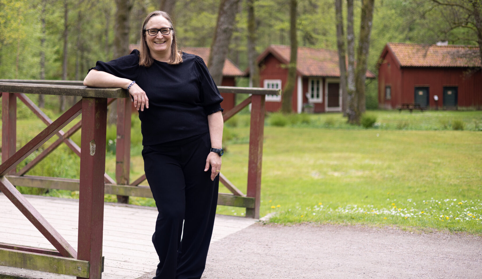 Hållbarhetschef Maria Thom vid gångbro i Apladalen i Värnamo