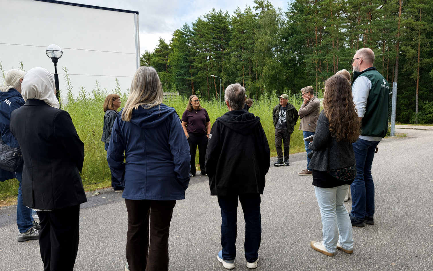 Maria Thom utanför Proton Finishing i Hillerstorp som berättar om arbetet med Salix för Gnosjö Kommun och Länsstyrelsen.